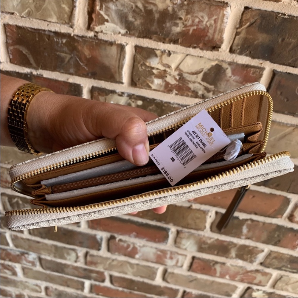 OFFERS? NEW Michael Kors Continental Wallet - Picture 5 of 5